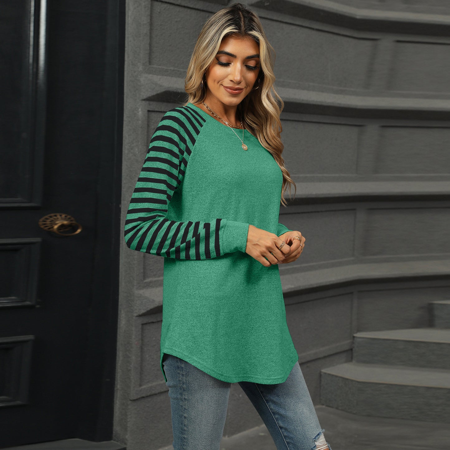 New contrast color striped patchwork round neck long-sleeved T-shirt dovetail top for women